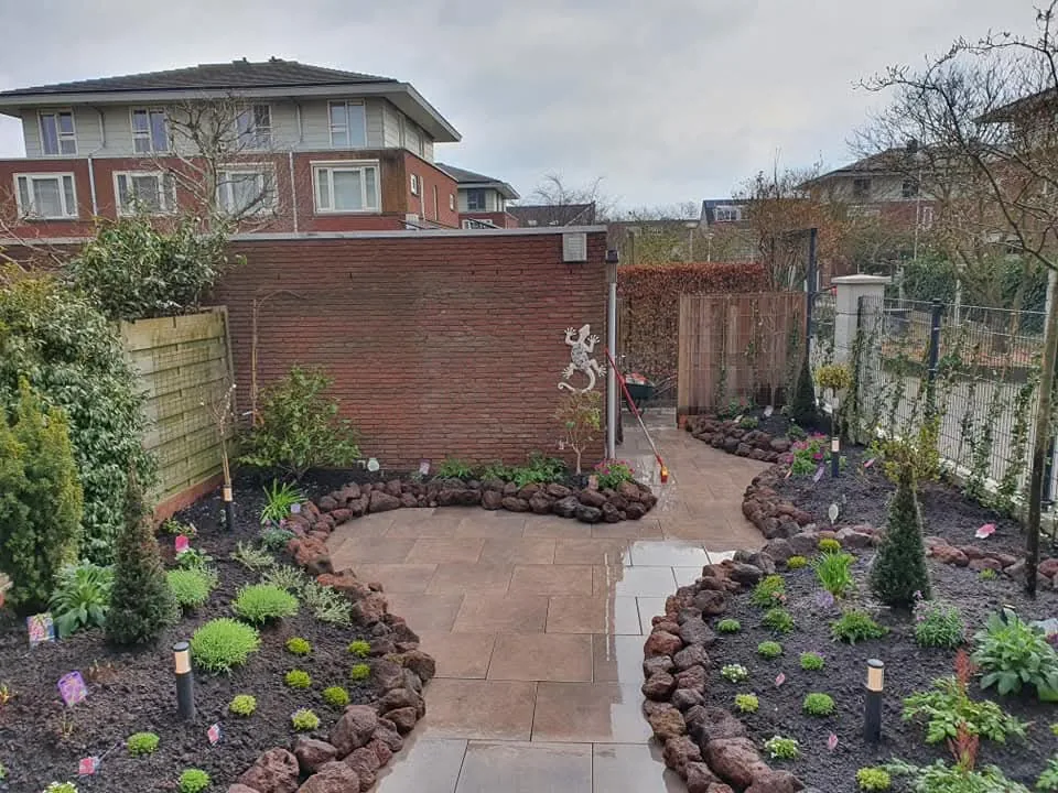 Complete tuinaanleg met natuursteen pad en nieuwe borders
