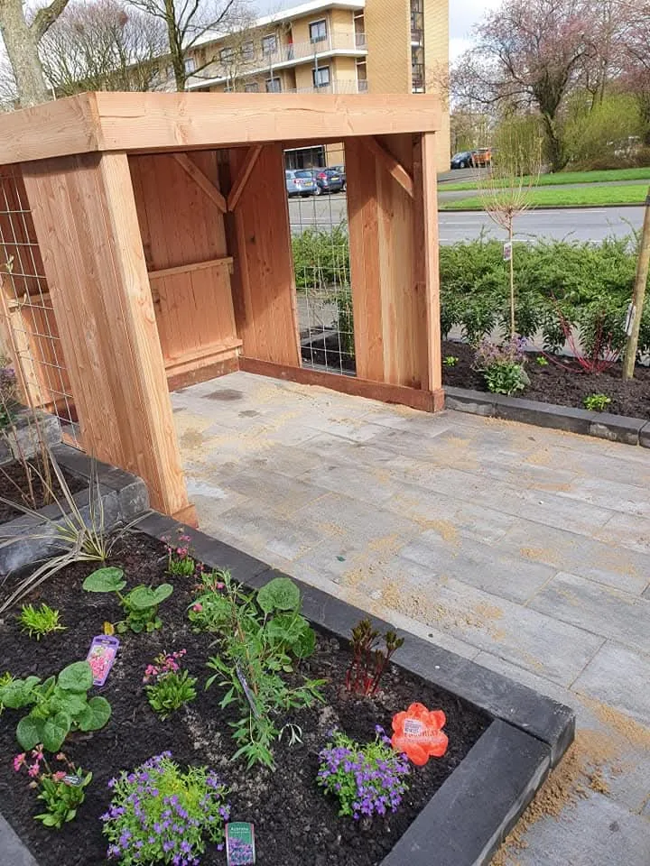 Maatwerk houten overkapping met nieuwe bestrating en beplanting